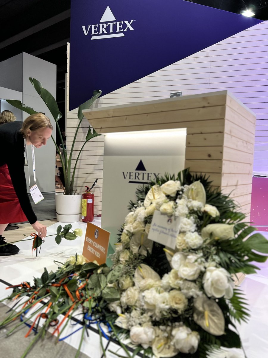 Vertex Save Us (@vertexsaveus) on Twitter photo 🚨 BREAKING: today #cysticfibrosis mums stage a powerful intervention at <a href="/VertexPharma/">Vertex Pharmaceuticals</a>’s stand.
Gayle 🇬🇧, Urtė 🇱🇹 & Ajsela 🇦🇱 laid a wreath for children who died waiting for #Trikafta.
Backed by clinicians, we demand <a href="/VertexPharma/">Vertex Pharmaceuticals</a> act now, access for all!
#ECFC2025 🚨 BREAKING: today #cysticfibrosis mums stage a powerful intervention at <a href="/VertexPharma/">Vertex Pharmaceuticals</a>’s stand.
Gayle 🇬🇧, Urtė 🇱🇹 & Ajsela 🇦🇱 laid a wreath for children who died waiting for #Trikafta.
Backed by clinicians, we demand <a href="/VertexPharma/">Vertex Pharmaceuticals</a> act now, access for all!
#ECFC2025
