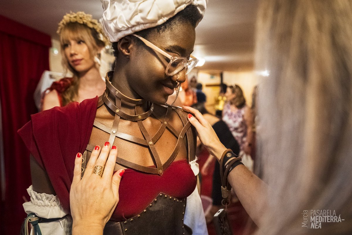 El último mes he estado cubriendo varios desfiles para <a href="/MurciaPasarelaM/">Murcia Pasarela Mediterránea</a>. 📸
Lo que más me atrae como fotógrafa es lo que habitualmente no se ve: los preparativos, nervios, las esperas, las prisas,... 
Gracias a <a href="/lalumier_/">Lalumier Eventos&Comunicación</a> por organizarlo y contar conmigo en el equipo.