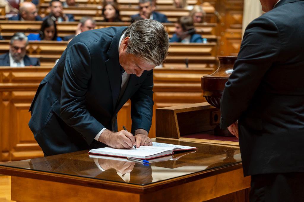 Paulo Núncio (@paulonuncio_cds) on Twitter photo 📌 Tomada de Posse | XVII Legislatura
Tomei posse como Deputado, em representação <a href="/_CDSPP/">CDS-PP</a>
Estarei na Assembleia para defender os valores em que acredito, dar voz aos que confiam no <a href="/CDSPP/">soff_mdp</a>, apoiar o Governo da <a href="/ad_psd_cds/">AD - Coligação PSD/CDS</a> e contribuir para um Portugal mais próspero e mais justo! 📌 Tomada de Posse | XVII Legislatura
Tomei posse como Deputado, em representação <a href="/_CDSPP/">CDS-PP</a>
Estarei na Assembleia para defender os valores em que acredito, dar voz aos que confiam no <a href="/CDSPP/">soff_mdp</a>, apoiar o Governo da <a href="/ad_psd_cds/">AD - Coligação PSD/CDS</a> e contribuir para um Portugal mais próspero e mais justo!