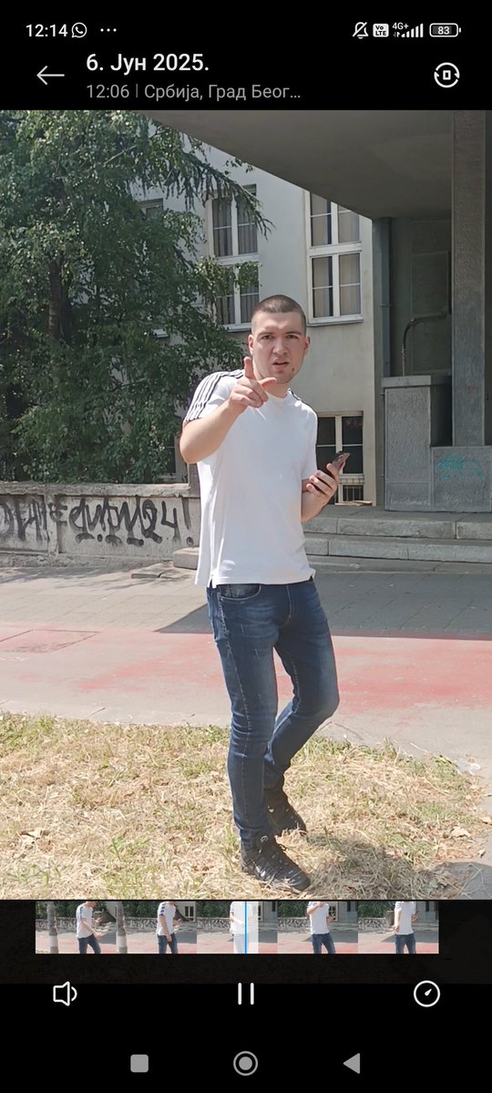 Hajde da prepoznamo slepca koji punih 16 minuta vređa ljude koji odaju počast nastradalima