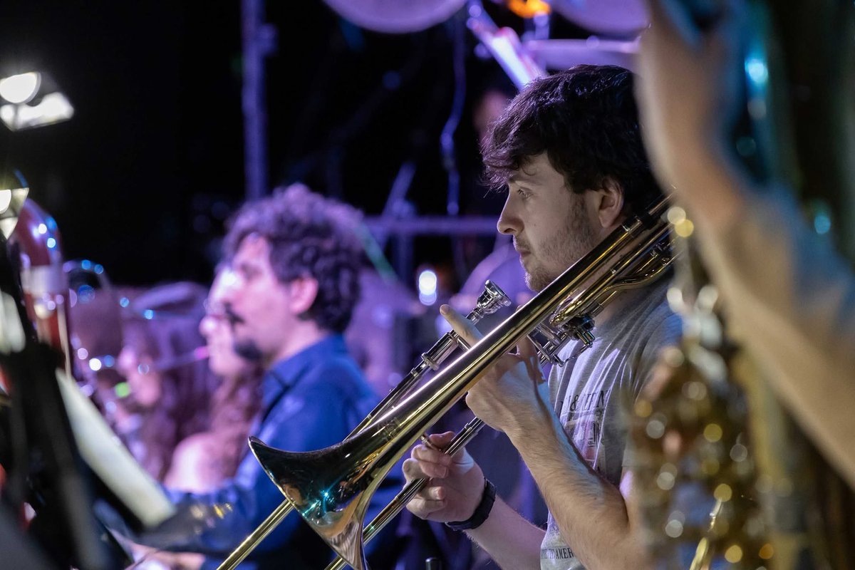 “Surrogate Cities è un tentativo di avvicinarsi al fenomeno della città da diversi punti di vista,di raccontare storie di città, di esporsi ad esse,di osservarle" L'opera mondo di Heiner Goebbels pronta a stupire il pubblico di <a href="/ravennafestival/">Ravenna Festival</a> 
sabato 7/6 ore 21 Surrogate Cities