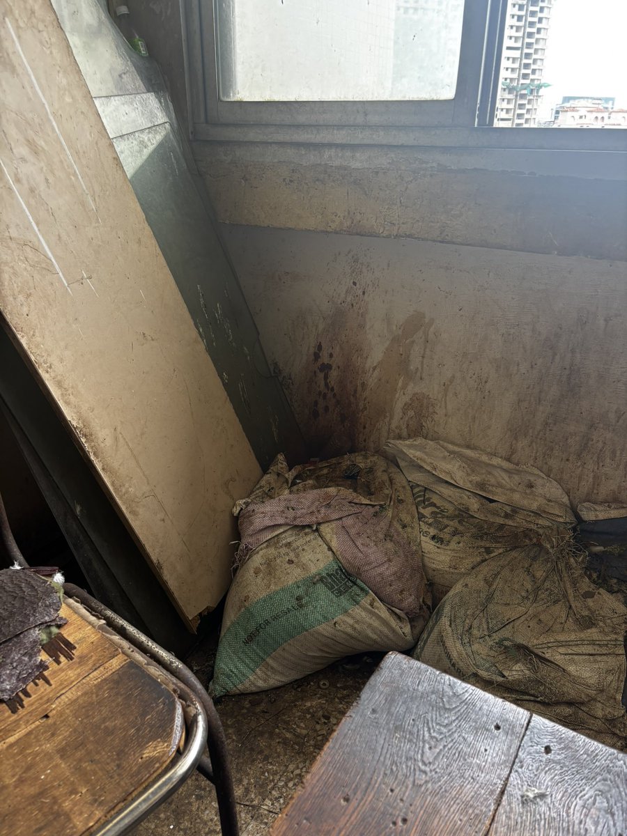 AdvSonalGite6's tweet photo. Visited the 7th floor of the District Collector Office - Bandra today waiting area was in a terrible state: mosquito-infested, spit-stained walls, broken chairs, and non-working fans.
Why should citizens seeking help endure such unhygienic conditions? Requesting urgent action 🙏 https://t.co/9r71Npc8rm
