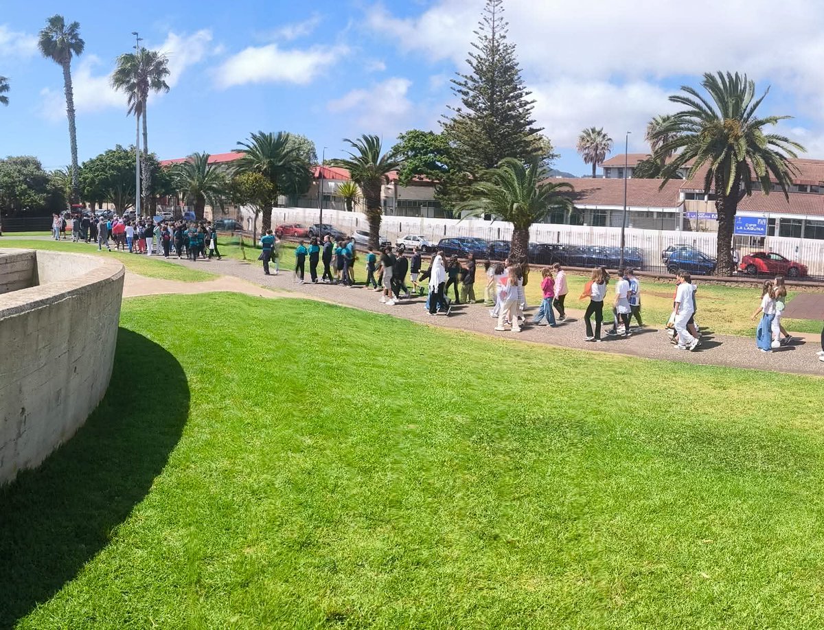 ♻️ El IES San Benito organiza una Marcha de alumnado de 1º de la ESO por los alrededores del centro, con motivo del Día Mundial del Medio Ambiente. Participaron también estudiantes de los colegios adscritos.