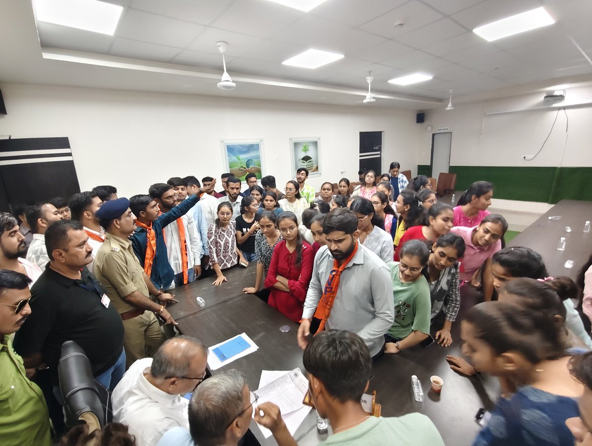 ABVPGujarat's tweet image. #ABVPRajkot દ્વારા ફિઝિયોથેરાપી દ્વિતીય વર્ષના પરીક્ષા પેપરમાં થયેલ છબરડા તથા સૌરાષ્ટ્ર યુનિવર્સિટીના વિવિધ પ્રશ્નોને લઈને આંદોલન કરવામાં આવ્યું.

#ABVPGujarat