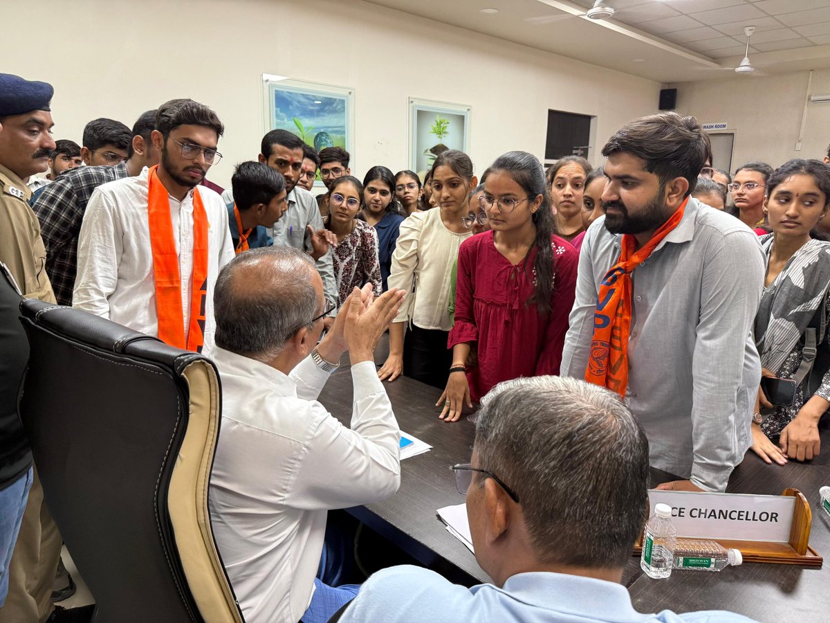 ABVPGujarat's tweet image. #ABVPRajkot દ્વારા ફિઝિયોથેરાપી દ્વિતીય વર્ષના પરીક્ષા પેપરમાં થયેલ છબરડા તથા સૌરાષ્ટ્ર યુનિવર્સિટીના વિવિધ પ્રશ્નોને લઈને આંદોલન કરવામાં આવ્યું.

#ABVPGujarat