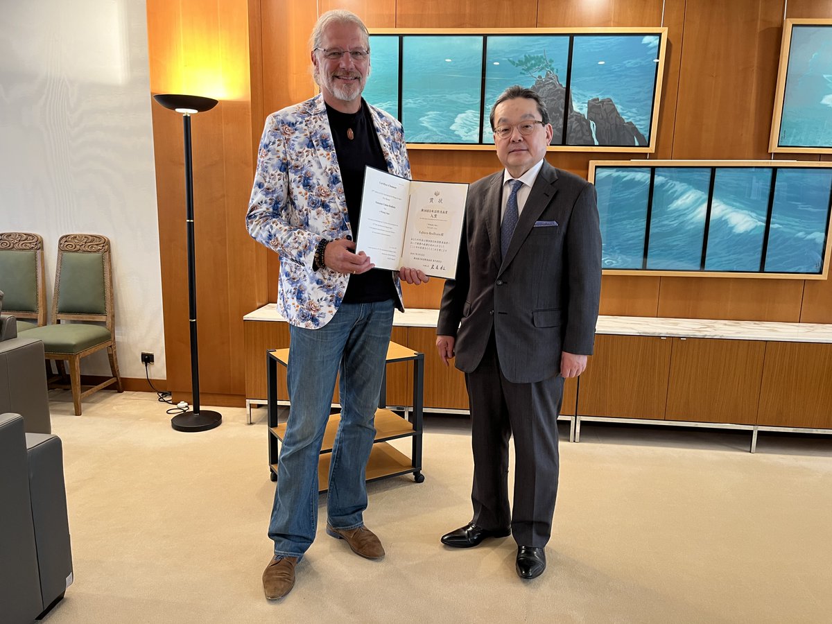 AmbJaponFR's tweet photo. 🎉 L’@ambshimokawa a remis les Prix Bronze du 18e Prix International du #Manga du @MofaJapan_en à M. Erik Arnoux (Sigi) et M. Fabien Rodhain (Whisky San) 🇯🇵🇫🇷
716 œuvres de 95 pays et régions étaient en lice, un record ! Un grand bravo aux lauréats 👏✨ https://t.co/jx3VcL3DFC