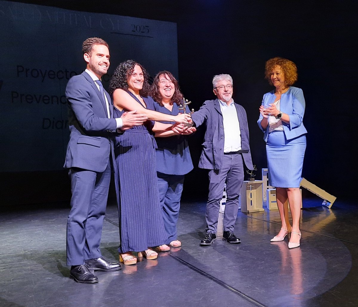 saludmentalcyl's tweet photo. Recibe su #PremioSaludMentalCyL el equipo de @elmundoes por el proyecto de #prevenciondelsuicidio 'ONCE Vidas' https://t.co/34SLgHBWGG