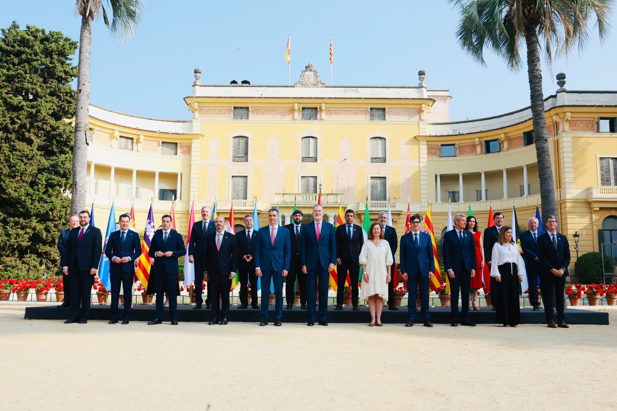 ¿De verdad que no hay un/a fotógrafo/a que hable con protocolo para que se vean las caras de todos/as los/as presidentes/as autonómicos? #ConferenciadePresidentes
