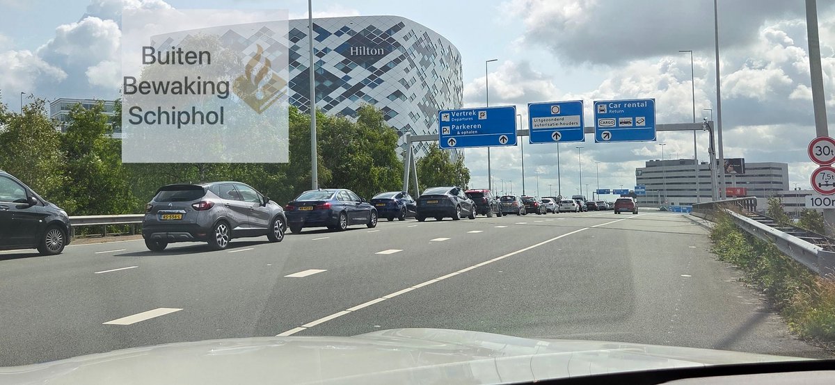 Vanwege de treinstaking bij de NS is het goed druk op de wegen. Als u vandaag gaat vertrekken vanaf <a href="/Schiphol/">Schiphol</a> zorg dat u zeer ruime reistijd neemt om optijd te komen. Op de A4, A9 en de randewegen van Schiphol staan er een flinke file(s)