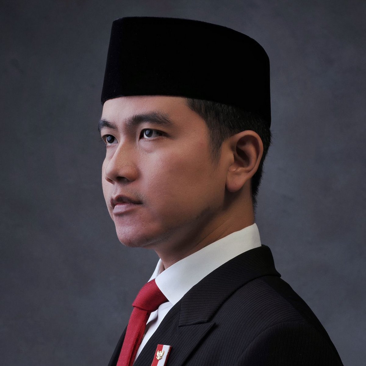 Joko Widodo reacts to the proposed impeachment letter for his son, Gibran Rakabuming Raka:

“Pemilihan presiden dan wakil presiden kemarin, kan, satu paket. Bukan sendiri-sendiri, Pemakzulan itu harus presiden atau wakil presiden misalnya korupsi, atau melakukan perbuatan