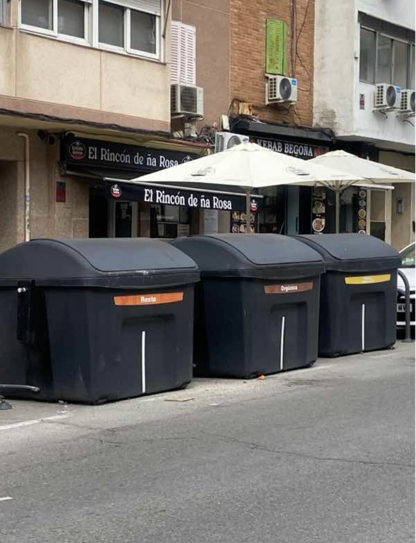 Más de un año aguantando con olores y ratas de los contenedores enfrente de un restaurante con terraza, creando incidencias por la app de la C.Madrid, y nadie hace nada ? El olor en verano es repugnante. <a href="/MasfuencarralE/">Más Madrid | Fuencarral-El Pardo</a> <a href="/JMDFuencarral/">JMD Fuencarral</a> <a href="/MADRID/">Ayuntamiento Madrid</a> <a href="/AsocVecBegona/">Asoc.Vec.Begoña</a>