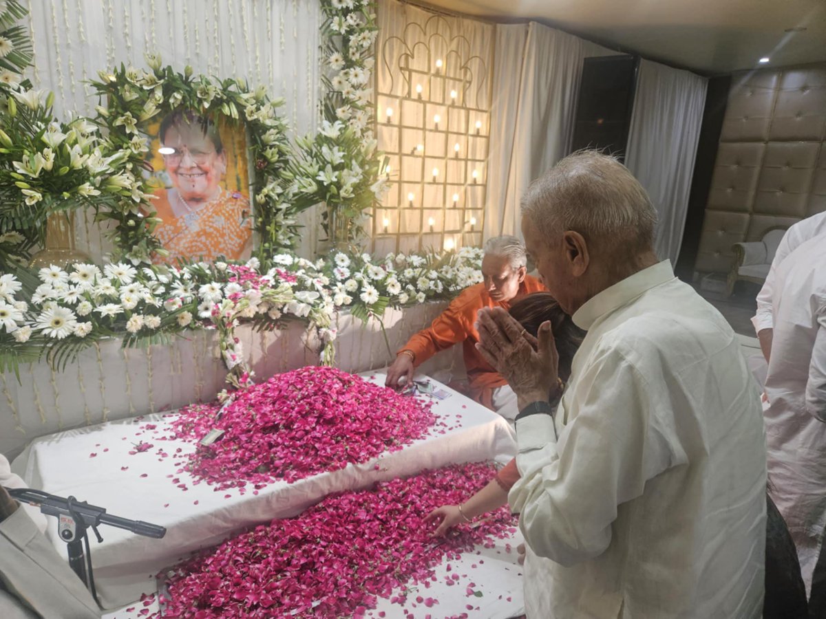 मेरठ के प्रमुख उद्यमी एवं समाजसेवी श्री राम जी लाल मित्तल (आकाश गंगा परिवार) की धर्मपत्नी श्रीमती रुक्मिणी देवी जी की अरिष्टि में सम्मिलित होकर दिवंगत आत्मा को श्रद्धांजलि अर्पित की।