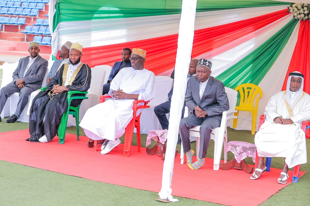 LeRenouveauBdi's tweet photo. Les cérémonies ont été rehaussées par la présence du secrétaire général du parti au pouvoir, @R_Ndikuriyo, le représentant de la Communauté Islamique du Burundi (#Comibu), Cheikh Salum Nayababo et le gouverneur de province @Gitega, Venant Manirambona. https://t.co/QlBqNX4vpr