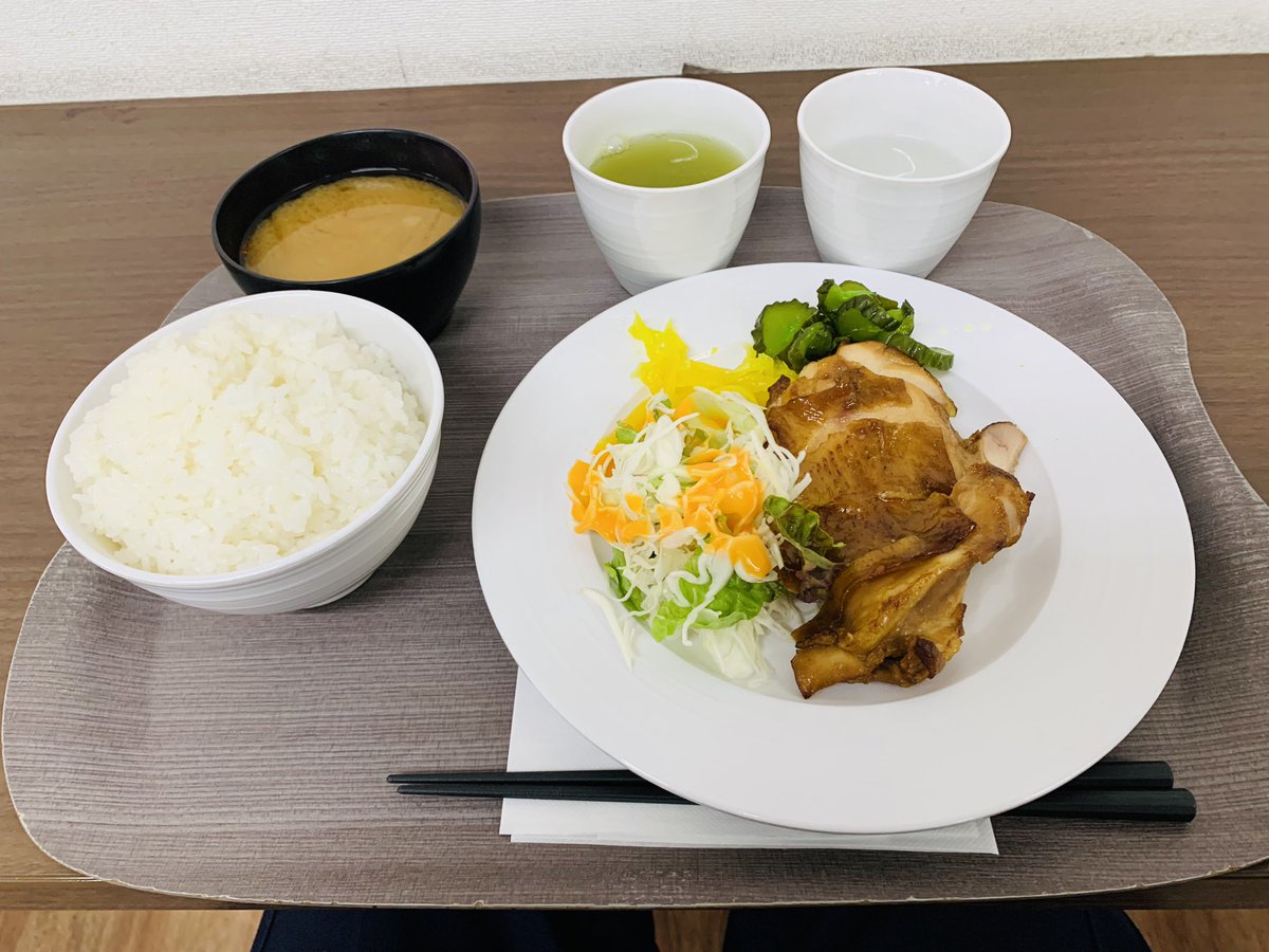 T_Run_625's tweet photo. 本日の社食ランチ👍

鶏肉の山賊焼🍖

ライス、味噌汁、漬物はフリー

¥350 https://t.co/QReii6LMKK