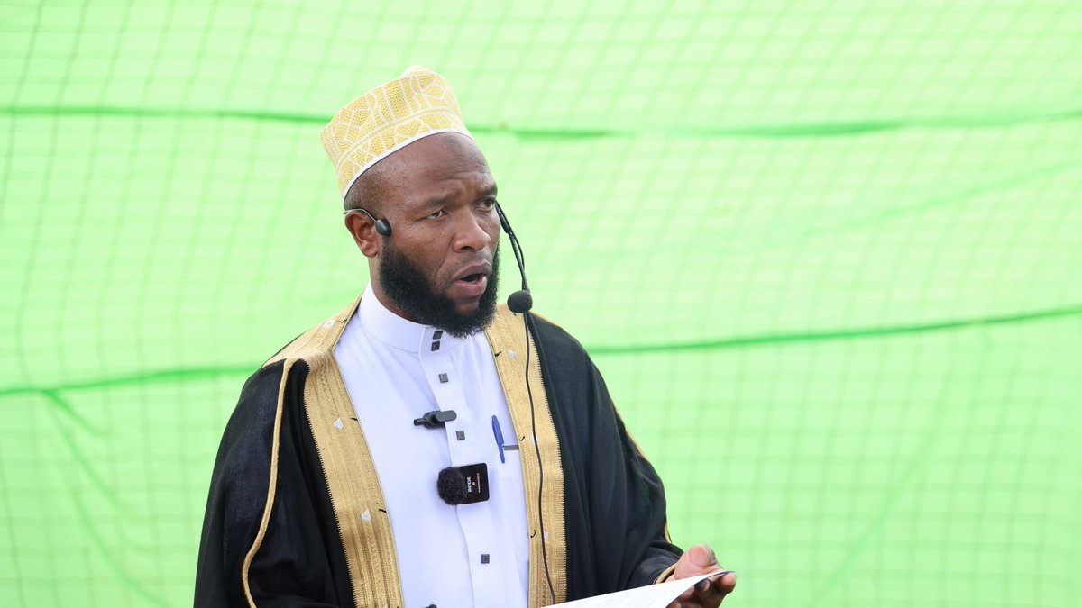 LeRenouveauBdi's tweet photo. Les cérémonies ont été rehaussées par la présence du secrétaire général du parti au pouvoir, @R_Ndikuriyo, le représentant de la Communauté Islamique du Burundi (#Comibu), Cheikh Salum Nayababo et le gouverneur de province @Gitega, Venant Manirambona. https://t.co/QlBqNX4vpr