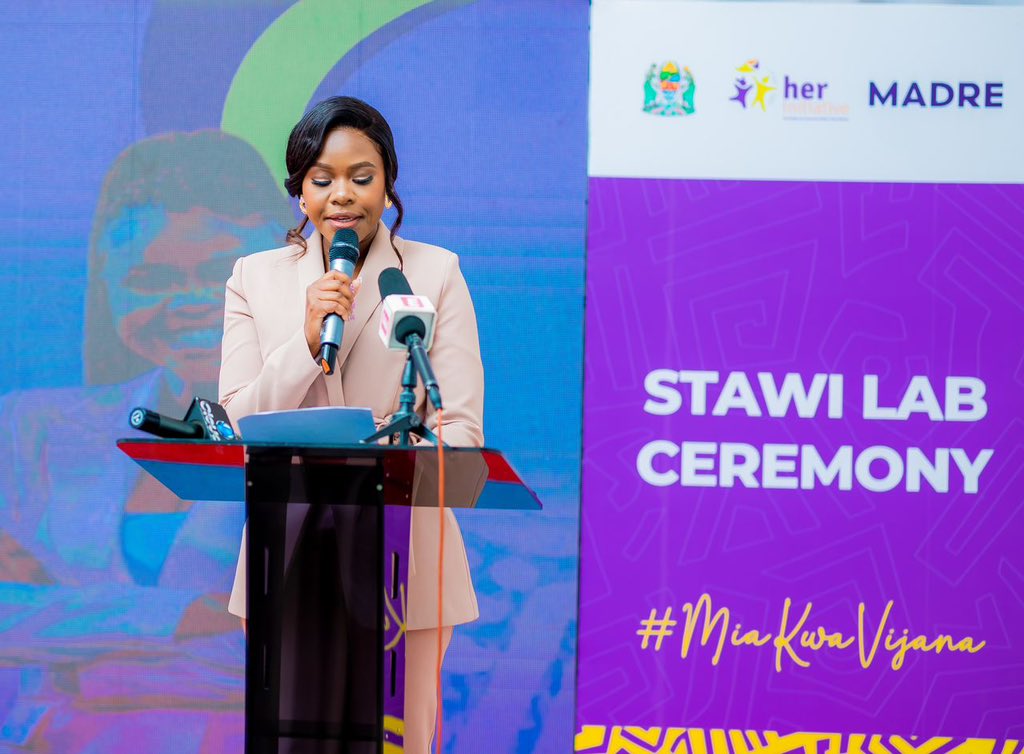 Lubasha Jr (@marekamalili) on Twitter photo Mkurugenzi wa <a href="/herinitiative/">Her Initiative</a> <a href="/Lydiacharles_/">Lydia Charles</a> ameiomba serikali:
1️⃣ Waalike vijana kwenye meza ya sera
2️⃣ Wapunguze urasimu kwa mashirika changa
3️⃣ Waunganishe sekta binafsi na vijana
4️⃣ Wawekeze kwenye utafiti na ruzuku
Serikali ikishirikiana na vijana.
#MiaKwaVijana Mkurugenzi wa <a href="/herinitiative/">Her Initiative</a> <a href="/Lydiacharles_/">Lydia Charles</a> ameiomba serikali:
1️⃣ Waalike vijana kwenye meza ya sera
2️⃣ Wapunguze urasimu kwa mashirika changa
3️⃣ Waunganishe sekta binafsi na vijana
4️⃣ Wawekeze kwenye utafiti na ruzuku
Serikali ikishirikiana na vijana.
#MiaKwaVijana