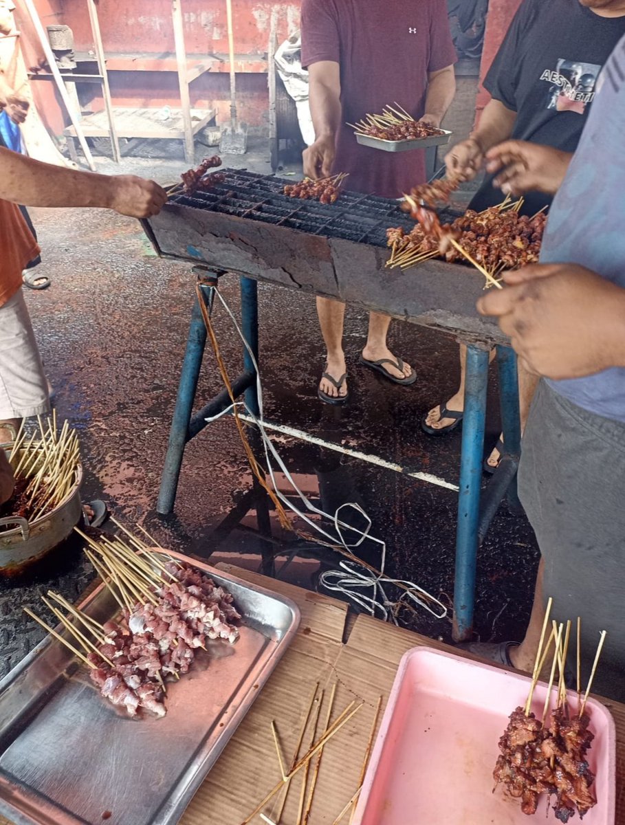 Bapak2 bersemangat bikin sate...
Untuk menghajar nanti malam katanya 😄