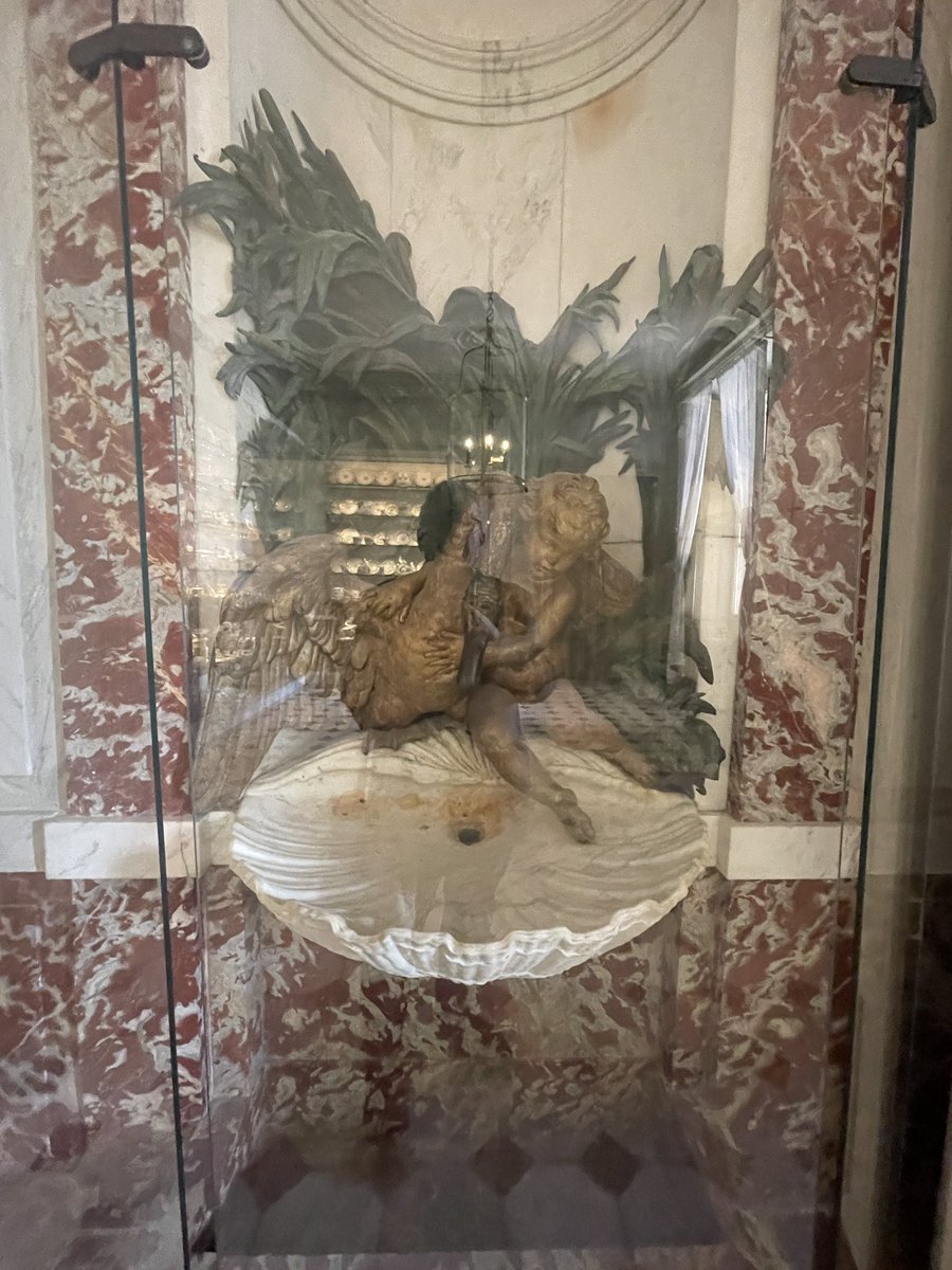 La Tribune de l'Art (@ltdla) on Twitter photo À peu près invisible de quelque façon qu’on se place. Grotesque… protéger les œuvres certes, mais dans ce cas autant fermer le château.
<a href="/CFontainebleau/">Château de Fontainebleau</a> À peu près invisible de quelque façon qu’on se place. Grotesque… protéger les œuvres certes, mais dans ce cas autant fermer le château.
<a href="/CFontainebleau/">Château de Fontainebleau</a>