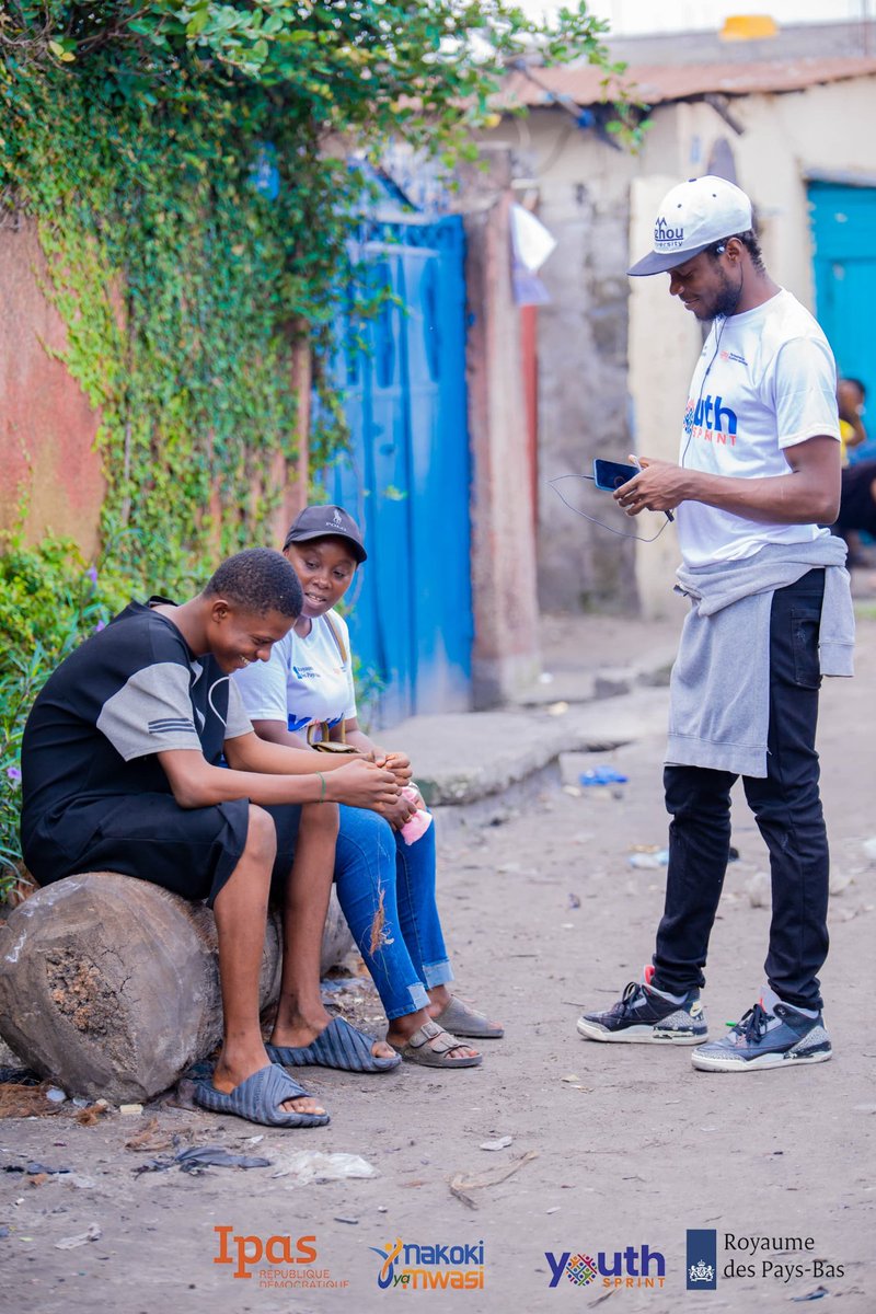 🌍 Éduquer, c’est protéger. À Ngaba, nous avons échangé avec les jeunes sur la santé sexuelle et reproductive. Chaque discussion est une victoire contre le silence. #SantéDesJeunes #AccèsAuxDroits