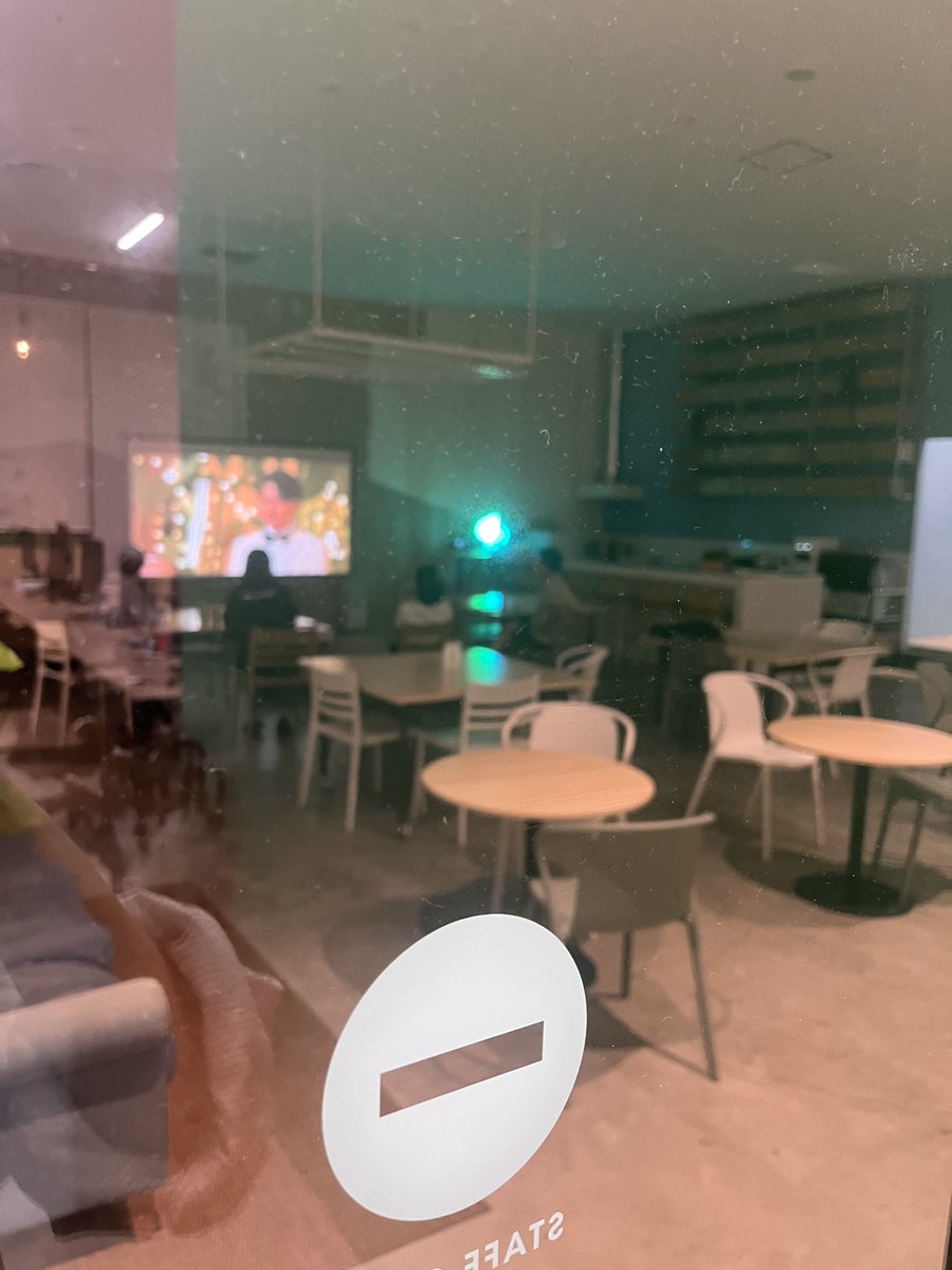 そして本日の弊社ラウンジ、有志社員による某チェラー鑑賞会が行われている…(楽しそう)