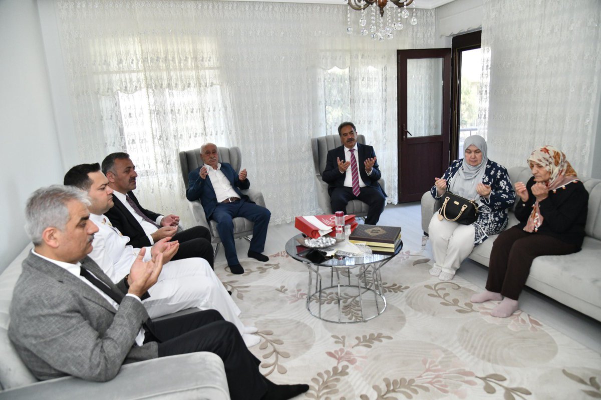 Vali Vekili/Kaymakamımız Sayın Mustafa GÜLER ve Eşi Nuray GÜLER Hanımefendi, Kurban Bayramı münasebetiyle 16.10.2001 tarihinde Tokat ilinde Şehit olan Er Servet Güzelsoy’un ailesini ziyaret etti.