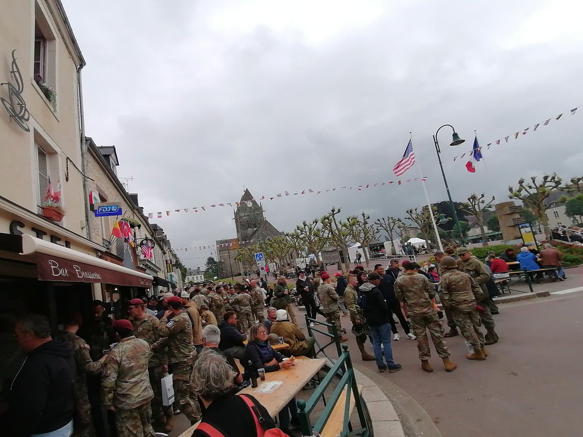 81e anniversaire du Débarquement. Des milliers de visiteurs de multiples départements de France et de différents pays commencent à converger vers Sainte-Mère-Église, première ville de France libérée dans la nuit du 5 au 6 juin 1944.