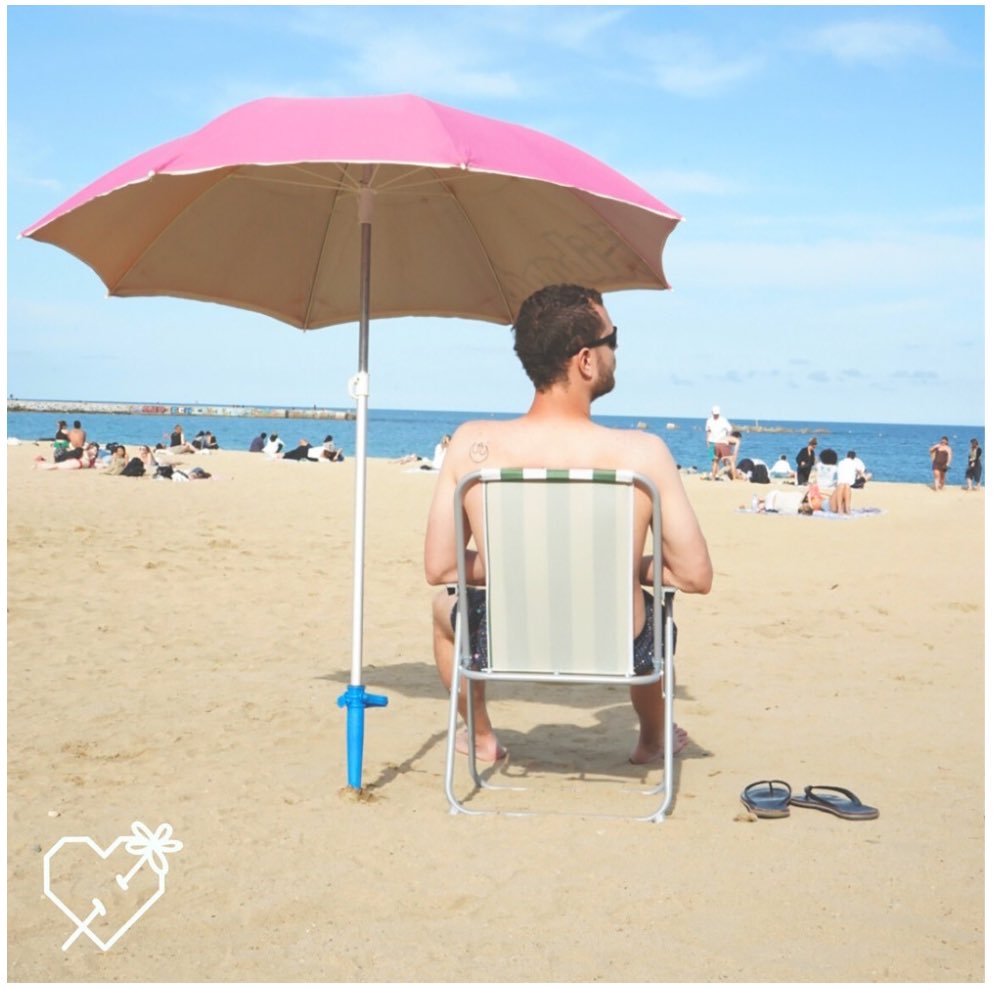 🌊 <a href="/km0_oficial/">Km.0</a> obre l’estiu amb “Mediterranean Life”
Cançó íntima i crítica que reflexiona sobre l’impacte del turisme a la costa catalana. Amb sensibilitat i ritme, el grup converteix la realitat dels pobles mariners en una crònica sonora
que ressona fort 🏖️