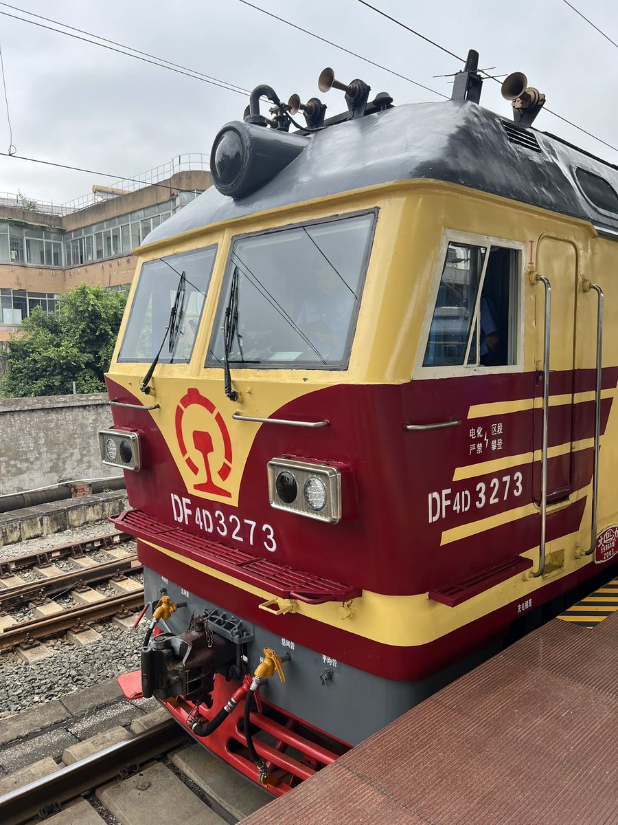 T8701次 国際列車 南寧-ハノイ ・機関車はDF4D 3273 ・機関車が発電車+