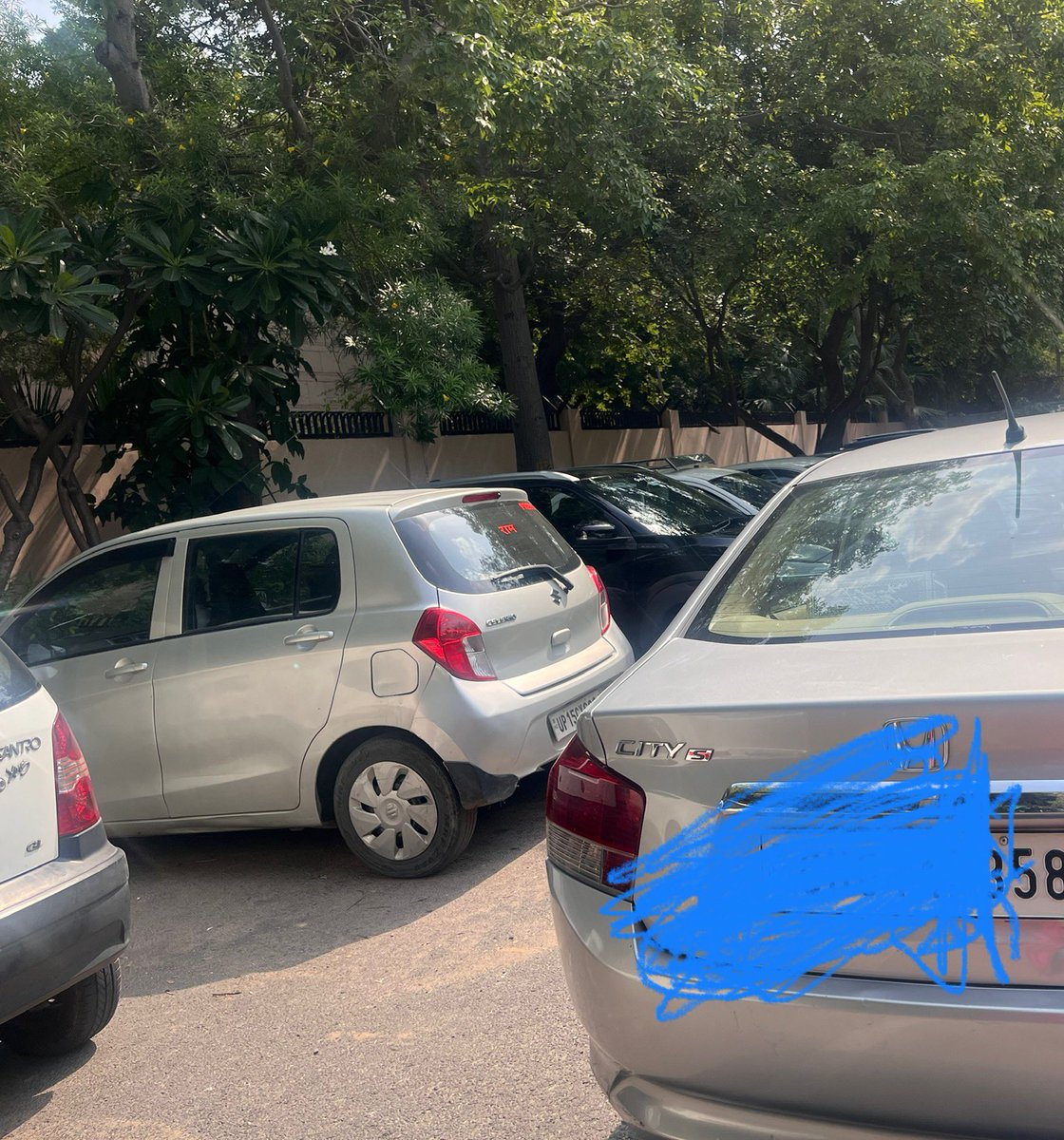 When a very senior officer from the forces parks like they’re commanding traffic too — handbrake on and all. 😅
Luckily, <a href="/DelhiPolice/">Delhi Police</a> handled the mini battlefield with calm and class.
Politeness, patience, and prompt action — salute to their service! 👮‍♂️👏
#DelhiPolice #Parking