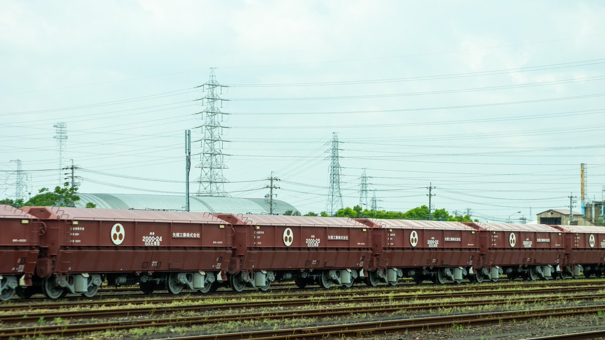 中京地区の石灰石輸送】 “赤ホキ”として有名な矢橋工業のホキ2000が