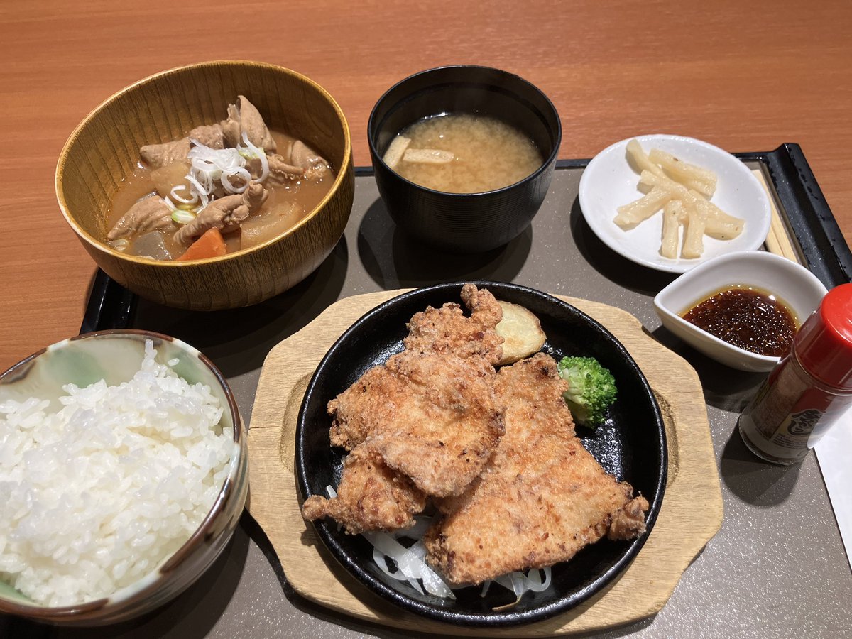 明日は朝から宇都宮で仕事なので宇都宮へ移動中。

晩メッシは羽生PAの羽生洋食軒さんで。
ROYALが経営してるのね、

こちらで鶏の山賊焼きモツ煮御膳を頂きます。