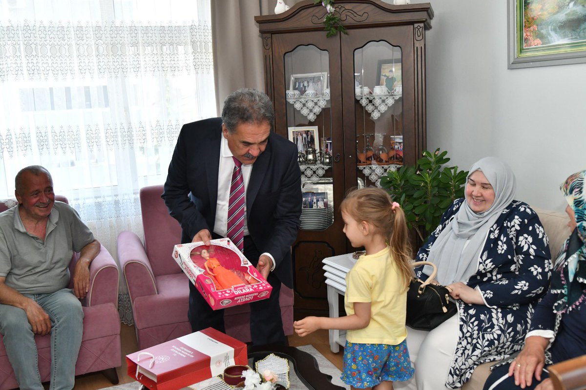 Vali Vekili/Kaymakamımız Sayın Mustafa GÜLER ve Eşi Nuray GÜLER Hanımefendi, Kurban Bayramı münasebetiyle 07.01.2003 tarihinde Mardin Nusaybin’de şehit olan Gökmen Yavuz’un ailesini ziyaret etti.