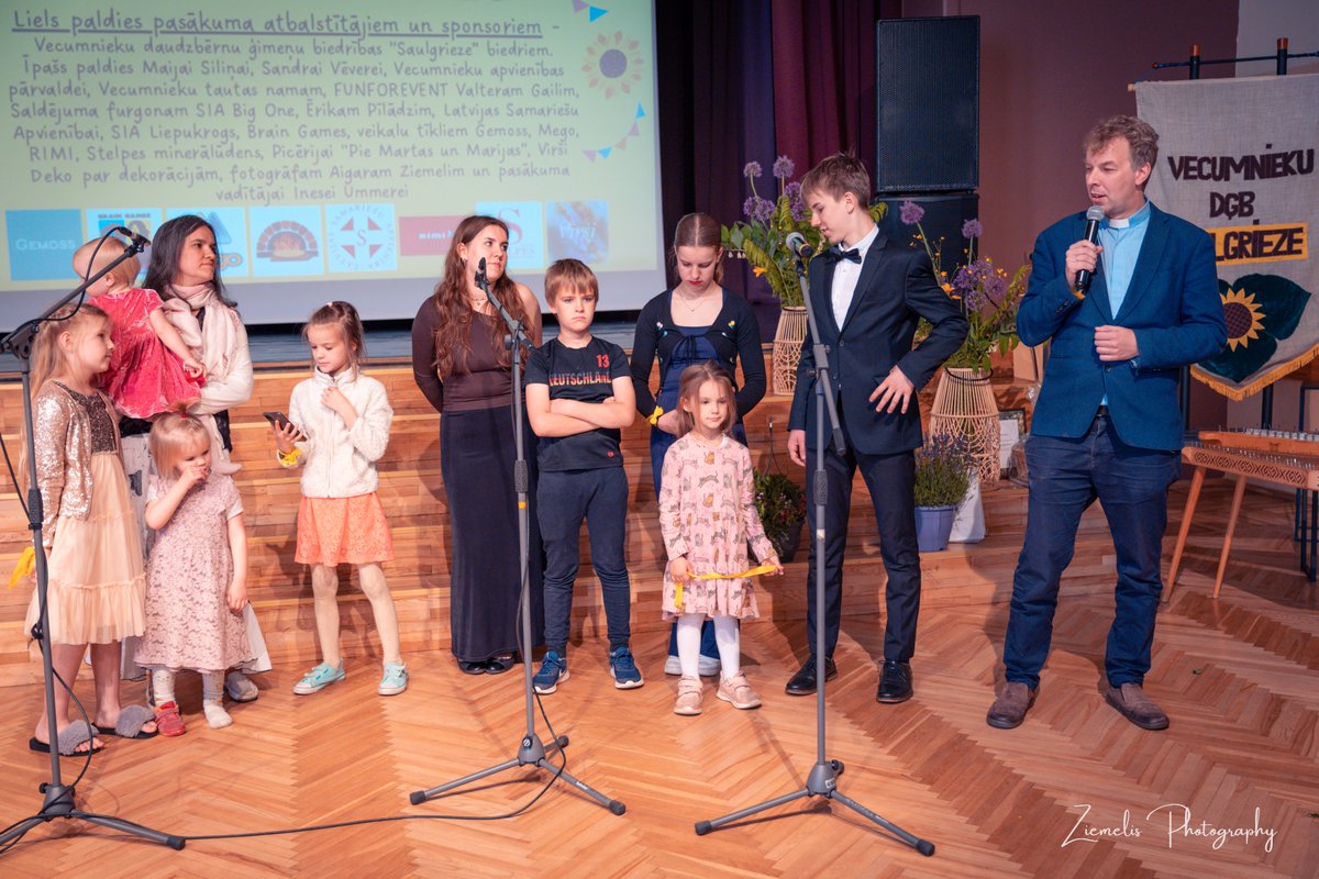 Mūsu Vecumnieku DĢB "Saulgriezei" jau 20!
Viņiem ir pašiem sava "mamma" OLGA, pašiem sava Latvijas Goda ģimene 2024 - OTOMERI un viņu 9 talantīgie bērni, pašiem savas vecmāmiņas un mākslinieki, kas var cauru dienu koncertēt!
"Saulgriezes", visa 3+ saime ir kopā ar jums! 💕