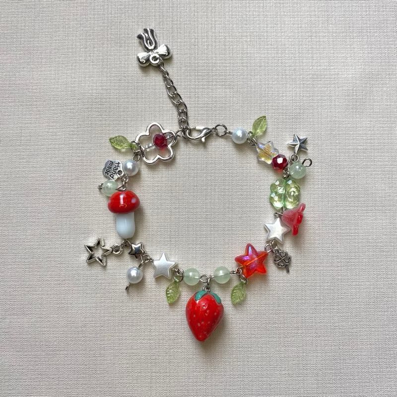 cattogems's tweet photo. nemu keychain dan aksesoris strawberry yg cantik dan gemess bgt cocok buat couplean sama bestie, jadi pengen borong semuaa jadinya 🍓🎁❣️ https://t.co/OYxqvIAtiQ