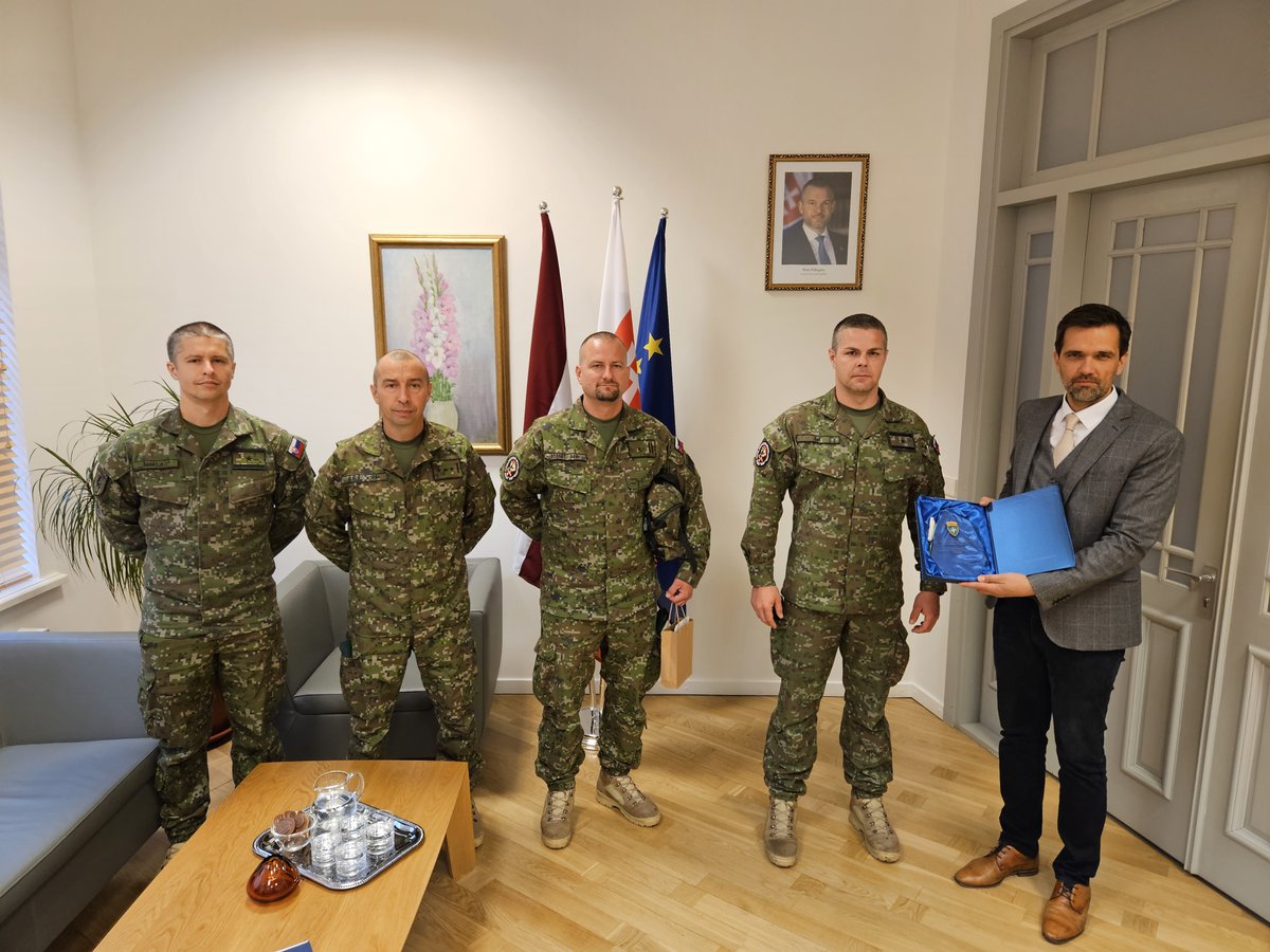 brano_pavlovic's tweet photo. It was an honour to welcome to our Embassy the outgoing 🪖 #SLOVCON Commander, Maj. Gál and to honour him for his service to 🇸🇰 #Slovakia here in 🇱🇻 #Latvia. It was also a pleasure to welcome the incoming SLOVCON Commander, Maj. Andrejko.
@SlovakiaMFA @NATOMNBLatvia @ozbrojenesily @Arlietas