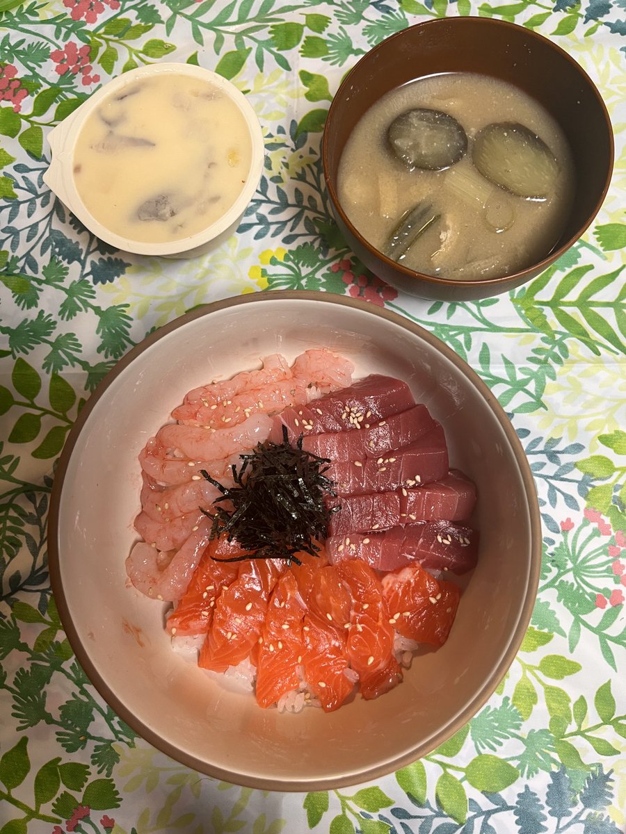 こんばんは🌙

夜ごはんは

3種の海鮮丼🦞

今回は、本鮪の中トロ、甘海老
ドラフトサーモンです🐟🦐

素敵な華金の夜となりますように✨