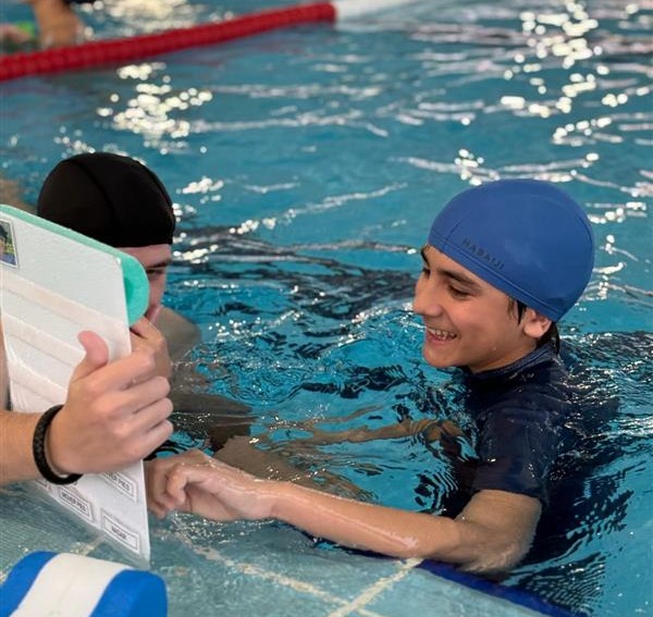 Autismo_Sevilla's tweet photo. 🏊‍♂️ En nuestras sesiones de natación en el IMD Tiro de Línea, los #apoyosvisuales son una herramienta clave para que las personas con autismo se sientan seguras, comprendan mejor las rutinas y disfruten al máximo de la actividad. https://t.co/hAVw5BOyYq