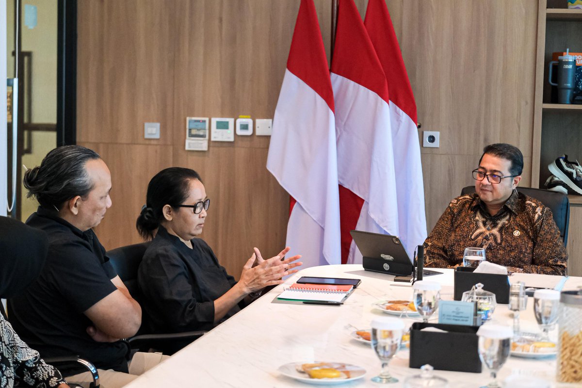 DemokratProbo1's tweet photo. Kementerian Ekonomi Kreatif melakukan kerja sama strategis dengan Emtek Grup melalui media visit ke SCTV Tower, Penjajakan ini bertujuan memperkuat ekosistem ekonomi kreatif nasional melalui perluasan akses distribusi, promosi, dan monetisasi karya kreatif pada platform digital. https://t.co/cIVn6WnPO7