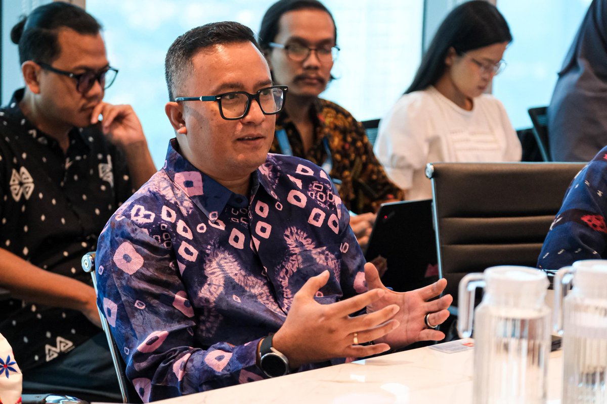 DemokratProbo1's tweet photo. Kementerian Ekonomi Kreatif melakukan kerja sama strategis dengan Emtek Grup melalui media visit ke SCTV Tower, Penjajakan ini bertujuan memperkuat ekosistem ekonomi kreatif nasional melalui perluasan akses distribusi, promosi, dan monetisasi karya kreatif pada platform digital. https://t.co/cIVn6WnPO7