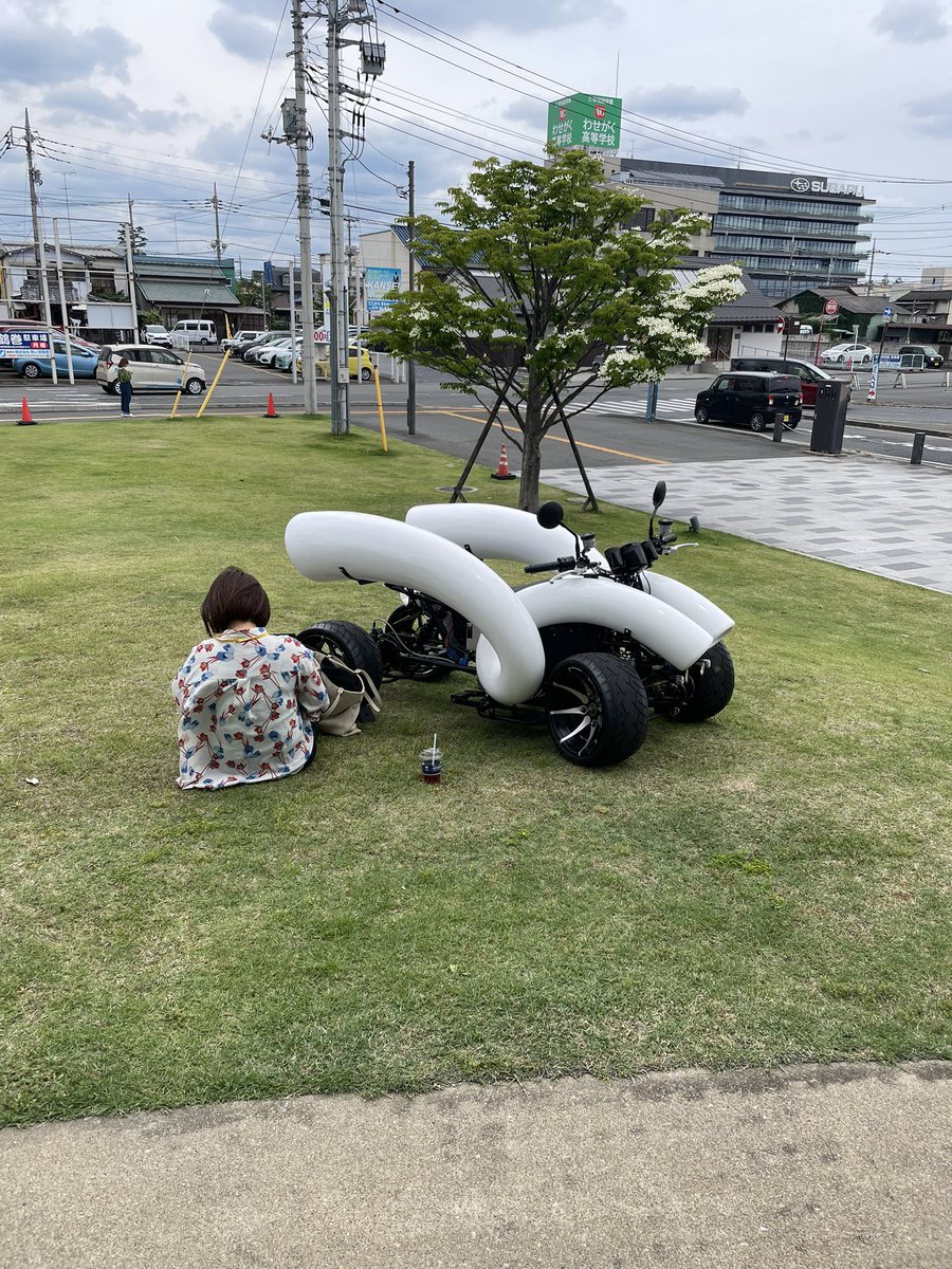 美術・木工作家つちやあゆみ (@ayumi__tsuchiya) on Twitter photo <a href="/yam_twi/">Tetsuo Yamashige</a> <a href="/yuji_nishijima/">yuji nishijima</a> <a href="/arcadie/">momoko noguchi</a> 私の作品設置が済むまで芝生でQUNELLEの搬入待ちをしてくれてる野口さん。<a href="/arcadie/">momoko noguchi</a>
このあと運転して優雅に展示スペースに移動されてました。公道も走れるらしい😳 <a href="/yam_twi/">Tetsuo Yamashige</a> <a href="/yuji_nishijima/">yuji nishijima</a> <a href="/arcadie/">momoko noguchi</a> 私の作品設置が済むまで芝生でQUNELLEの搬入待ちをしてくれてる野口さん。<a href="/arcadie/">momoko noguchi</a>
このあと運転して優雅に展示スペースに移動されてました。公道も走れるらしい😳