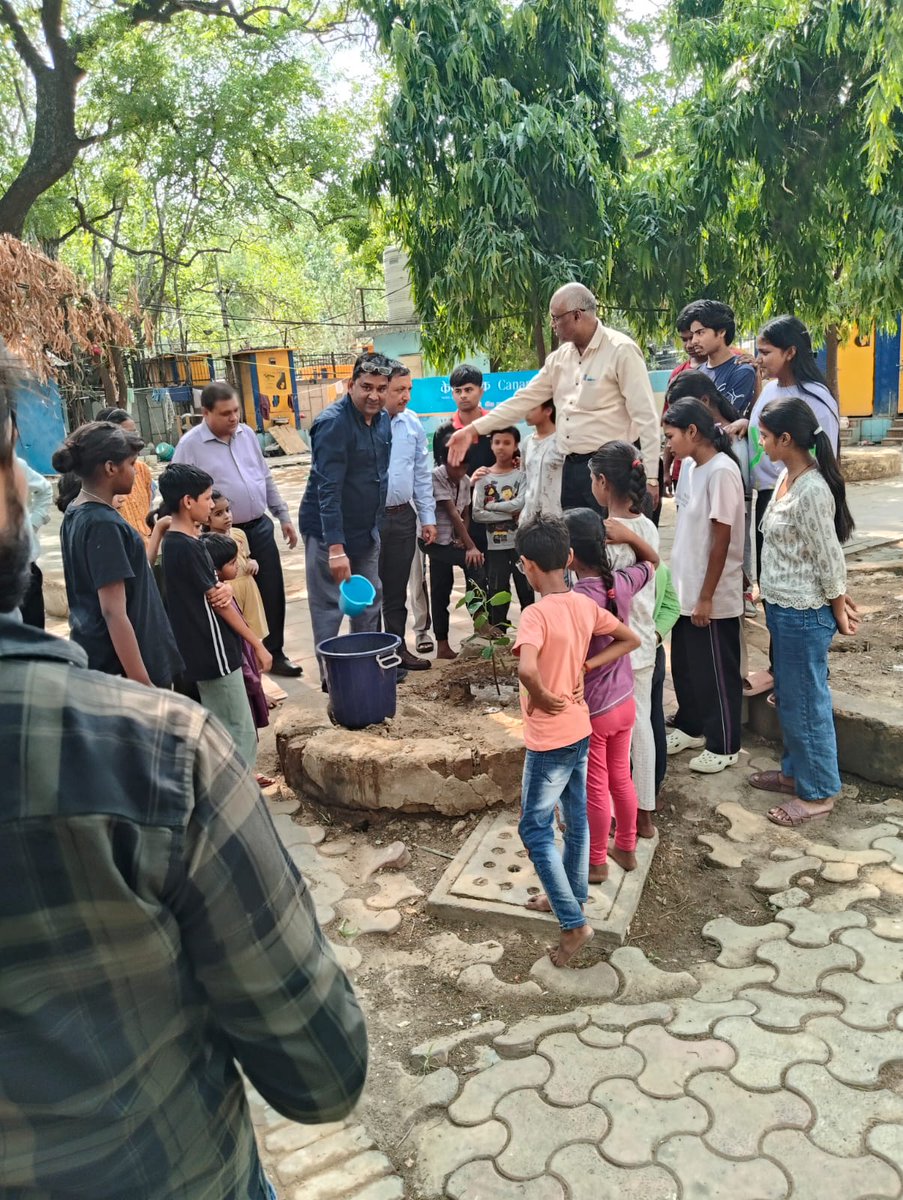 Mr. OP Pandey, Sub Divisional Magistrate, Chanakyapuri, celebrated World Environment Day (June 5) with residents of SPYM's homeless shelter at Bangla Saheb. Our backgrounds might be diverse but we all call this planet 'Home'. Environmental stewardship truly belongs to us all.