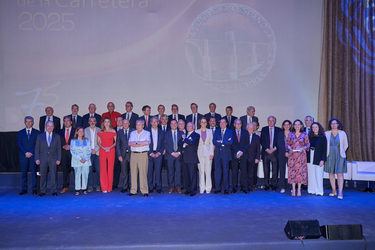 🏅 Ahir, el Fòrum de Gestors de Carreteres de Diputacions, Cabildos i Consells, del qual formem part, va rebre la Medalla d’Or de la Carretera al Mèrit Institucional de la <a href="/aecarretera/">@aecarretera</a>
El nostre gerent, Valentín Aceña, va recollir el guardó en representació del Fòrum.
<a href="/diba/">Diputació de Barcelona</a>