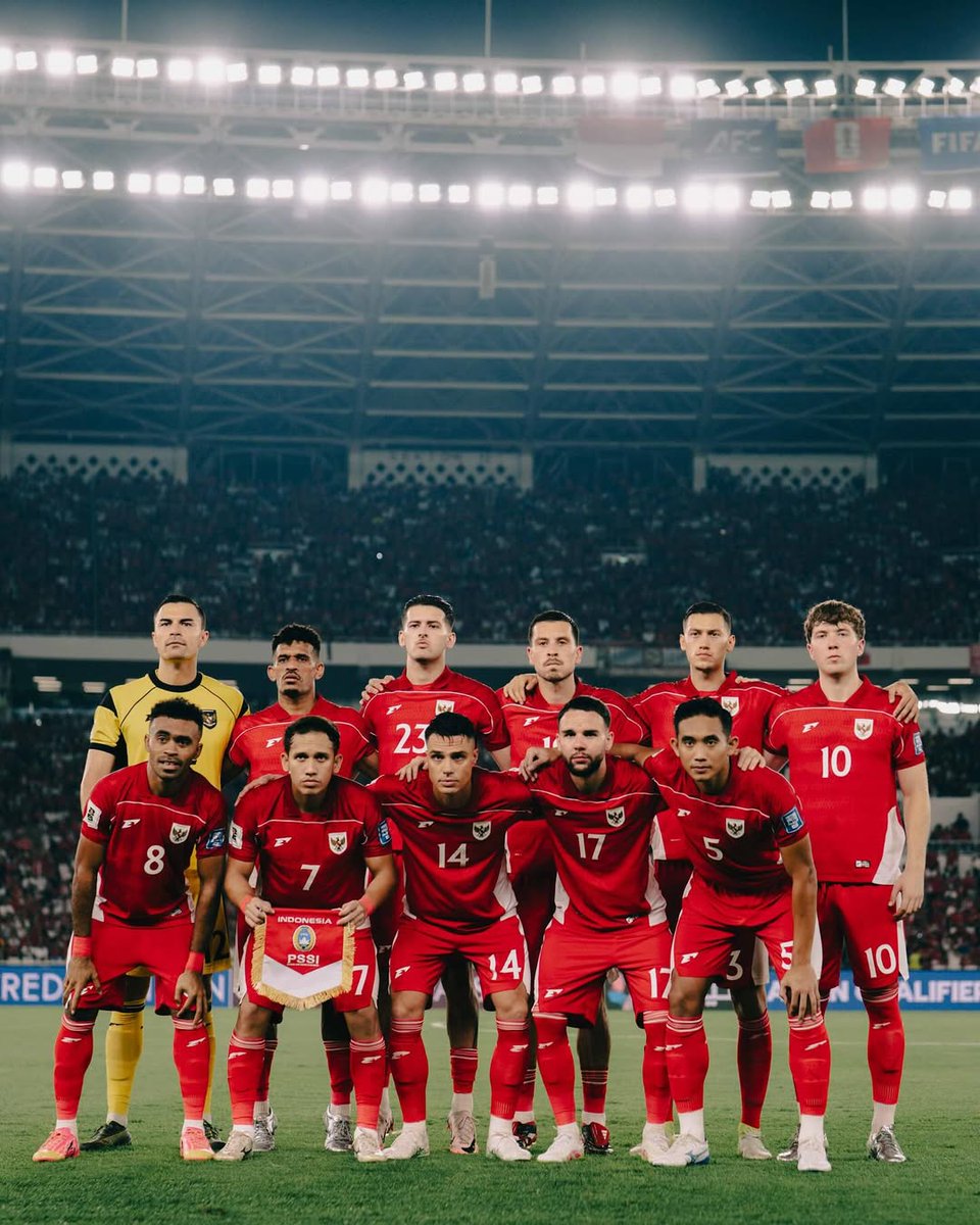 gilabola_ina's tweet photo. Perjalanan timnas Indonesia di Kualifikasi Piala Dunia 2026

ROUND 1
🇧🇳 Brunei 0-6 Indonesia 🇮🇩
🇮🇩 Indonesia 6-0 Brunei 🇧🇳

ROUND 2
🇮🇶 Irak 5-1 Indonesia 🇮🇩
🇵🇭 Filipina 1-1 Indonesia 🇮🇩
🇮🇩 Indonesia 1-0 Vietnam 🇻🇳
🇻🇳 Vietnam 0-3 Indonesia 🇮🇩
🇮🇩 Indonesia 0-2 Irak 🇮🇶
🇮🇩 Indonesia 2-0 Filipina 🇵🇭

ROUND 3
🇸🇦 Arab Saudi 1-1 Indonesia 🇮🇩
🇮🇩 Indonesia 0-0 Australia 🇦🇺
🇧🇭 Bahrain 2-2 Indonesia 🇮🇩
🇨🇳 China 2-1 Indonesia 🇮🇩
🇮🇩 Indonesia 0-4 Jepang 🇯🇵
🇮🇩 Indonesia 2-0 Arab Saudi 🇸🇦
🇦🇺 Australia 5-1 Indonesia 🇮🇩
🇮🇩 Indonesia 1-0 Bahrain 🇧🇭
🇮🇩 Indonesia 1-0 China 🇨🇳
🇯🇵 Jepang 🆚 Indonesia 🇮🇩 (10/6)

ROUND 4 ⏳

Pertandingan mana yang paling berkesan menurut kalian?