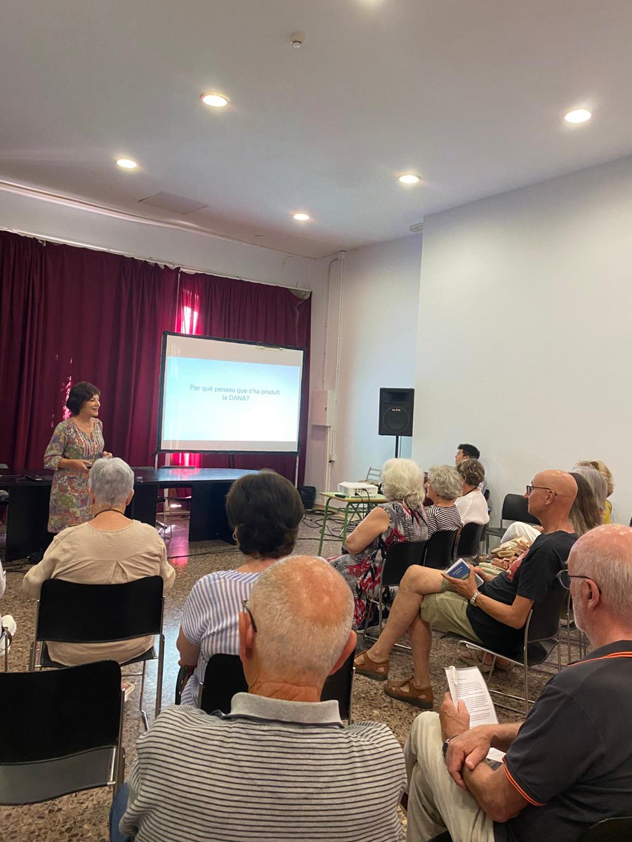 👏 Gran èxit de participació ahir dijous al Taller 𝐀𝐥𝐭𝐞𝐫𝐧𝐚𝐭𝐢𝐯𝐞𝐬 𝐩𝐞𝐫 𝐚 𝐬𝐮𝐩𝐞𝐫𝐚𝐫 𝐥𝐚 𝐜𝐫𝐢𝐬𝐢 𝐜𝐥𝐢𝐦𝐚̀𝐭𝐢𝐜𝐚 a càrrec de l'Aliança per l'Emergència Climàtica de Paterna i que va tindre lloc ahir al Teatre Capri, dins del programa #Unisocietat Paterna.