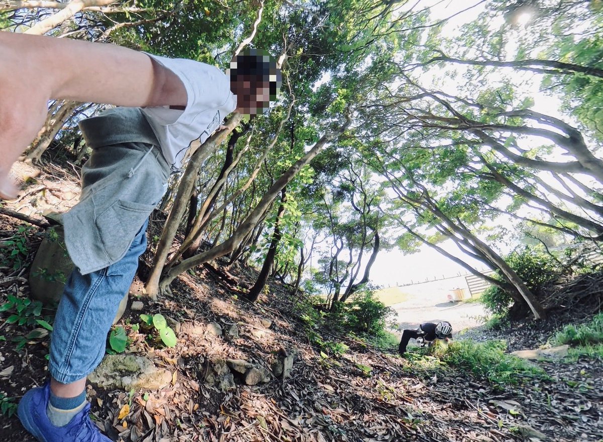 を映えるように悠長に撮影してるダンゴムシマン