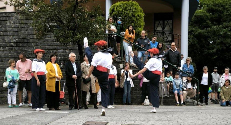 dantzan's tweet photo. Mungiarentzako dantza proposamena: Santos soka-dantza
📝📸📹 https://t.co/8NSeynC3ax
Santos izena eman dioten soka-dantza plazaratu dute Mungian. "Nostalgian edo erromantismoan erori gabe, erakutsi nahi dugu gure dantzak eta musikak garaikideak eta baliagarriak direla". https://t.co/1Soo2rjYyl