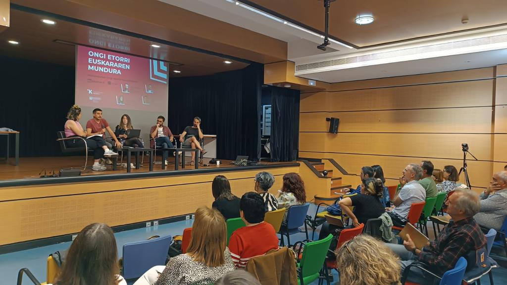 <a href="/Gob_eus/">Eusko Jaurlaritza - Gobierno Vasco</a> <a href="/ElkarrekinKoop/">Ongi etorri eskolara</a> <a href="/zirimolataldea/">Zirimola Ikastolen Aisialdi Taldea</a> Jardunaldietako azken mahainguruari ekin diogu. Komunitatetik garatzen diren hizkuntza harrera esperientziak partekatu dituzte Iñigo de Pablok (<a href="/HerrikoBenta/">Artea Herriko Benta</a>), Eneko Gorrik (Plazara), Iñaki Telleriak (<a href="/Txatxilipurdi/">Txatxilipurdi</a>) eta Ane Salvadorrek (<a href="/AzTaldea/">AZET Etxebizitza Sindikatua</a>).

#OngiEtorriEuskararenMundura