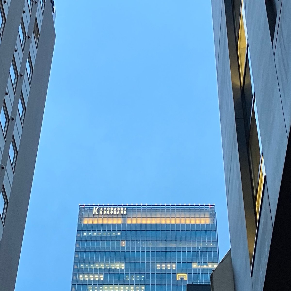 bigboss_rutgers's tweet image. 今週も無事に終了しました😎👍
疲れたねぇ🫲😩🫱
久しぶり登場のロバートデニーロ☝️🤣
まぬある車((🤛からオートマ車((👊))へ
チェンジして帰るざんす🤗
サバイバルの街、また来週👋😎
なんか金曜日はドキドキする💓

何もないですが…😭

#オートマ車
#大手町
#ロバートデニーロ
#ドキドキ