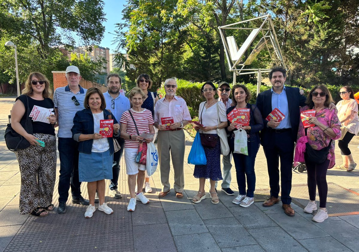 Horacio Diez 🇪🇺 (@horaciodiez) on Twitter photo Ayer después del pleno salí a informar sobre el #AyusazoUniversitario en mi barrio. Con mis compas de <a href="/PSOEfuencarral/">PSOE Fuencarral/❤️</a> y <a href="/Tcheluca/">Meritxell Tizón/❤️</a>
Esa ley injusta contra las universidades y la ciencia la vamos a pelear en las instituciones y en las calles👍👌
<a href="/noalayusazo/">No al Ayusazo</a> <a href="/psoe_m/">PSOE Madrid</a> Ayer después del pleno salí a informar sobre el #AyusazoUniversitario en mi barrio. Con mis compas de <a href="/PSOEfuencarral/">PSOE Fuencarral/❤️</a> y <a href="/Tcheluca/">Meritxell Tizón/❤️</a>
Esa ley injusta contra las universidades y la ciencia la vamos a pelear en las instituciones y en las calles👍👌
<a href="/noalayusazo/">No al Ayusazo</a> <a href="/psoe_m/">PSOE Madrid</a>