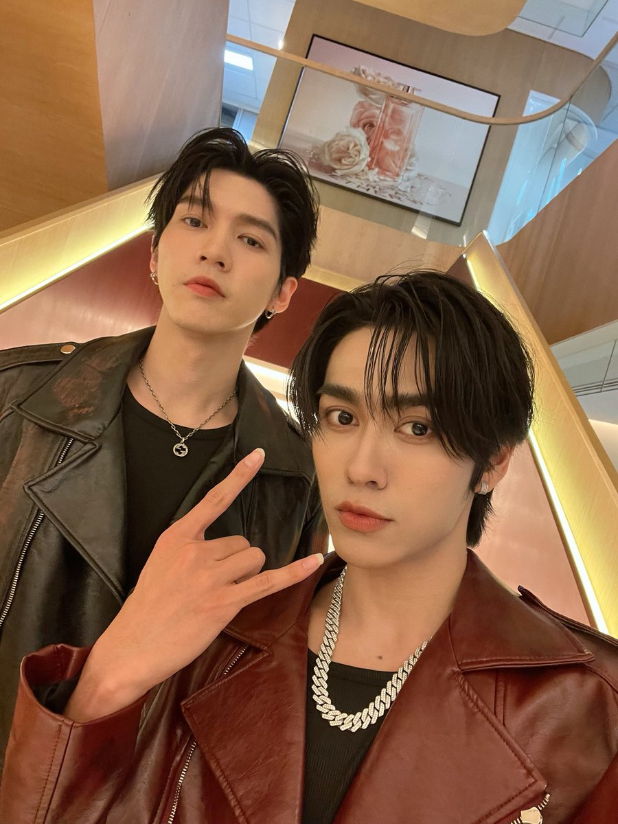 ไลฟ์วันนี้สนุกมากเลยยยย ทุกคนสนุกกันไหมครับ ดีใจที่ทุกคนเข้ามาดูพวกเรา อาจจะพูดไปเรื่อยกันบ้างขายของบ้าง หวังว่าทุกคนจะได้เติมความสุขเล็กๆจากไลฟ์พวกเราในวันนี้นะครับ และที่ขาดไม่ได้ขอบคุณทาง LOreal มากๆเลยนะครับที่ชวนพวกเราทั้ง2คนมา ไว้ชวนพวกเรามาอีกนะค้าบบบ💜🫣

AOUBOOM x LOreal